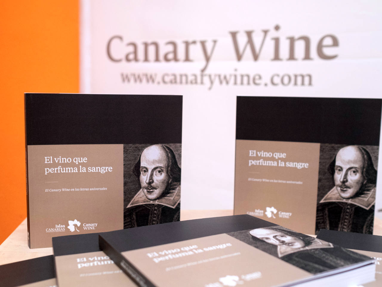 La Denominación de Origen Protegida Islas Canarias – Canary Wine presenta su libro “El vino que perfuma la sangre”
